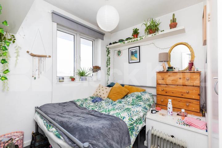 Arranged over 2 floors in the De Beauvoir area is this 2 bed plus study Mitchison Road, De Beauvoir Town